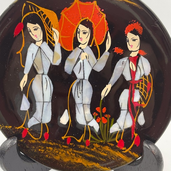 Vintage Japanese Geisha Girl Lacquer mother of Pearl inlay small plate - Picture 2 of 4